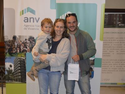 Leandro, Carolina y Miguel recibiendo las llaves de su vivienda