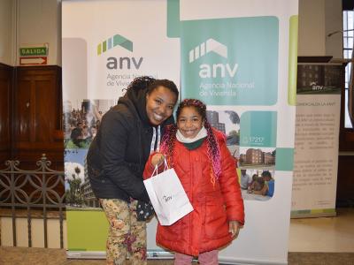 Andrea e Ivonne recibiendo las llaves de su vivienda