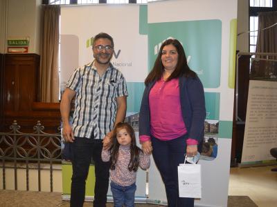 Schubert y María junto a su hija Paulina, recibiendo las llaves de su vivienda