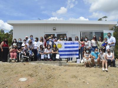 Cooperativistas frente al salón de usos múltiples