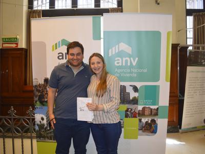 Sebastián y Daiana recibiendo las llaves de su vivienda.