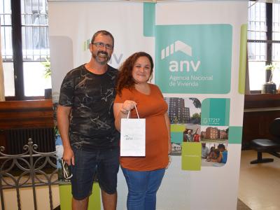 Leonardo y Cindy recibiendo las llaves de su vivienda