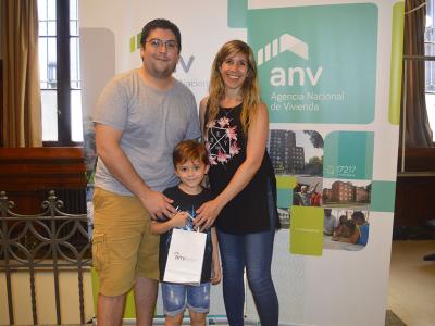 Virginia y Néstor recibiendo las llaves de su vivienda.