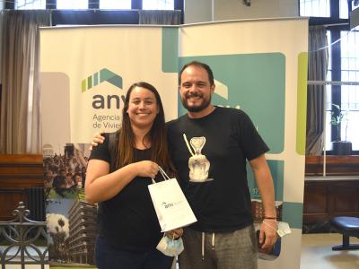 Tamara y Eugenio recibiendo las llaves de su vivienda
