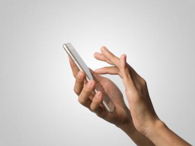 Una persona utilizando el celular