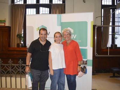 Lilián, José y su hija Romina al recibir las llaves