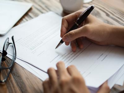 Una persona firmando un contrato