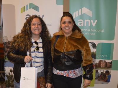 Lucía y Flavia recibiendo las llaves de su vivienda