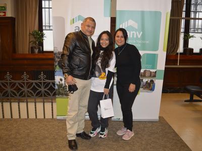 José, Valentina y Pastora recibiendo las llaves de su vivienda