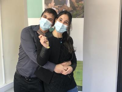 Federico y Caren recibiendo las llaves de su vivienda en San Carlos