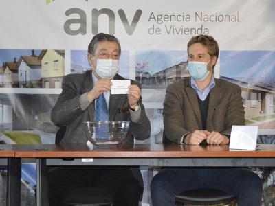 El vicepresidente y presidente de la ANV sorteando viviendas