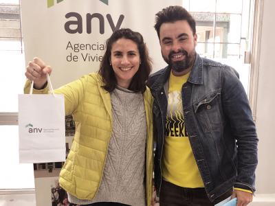 María Inés y Rubén recibiendo las llaves de su vivienda