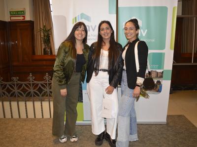 María Eugenia recibiendo las llaves de su vivienda.