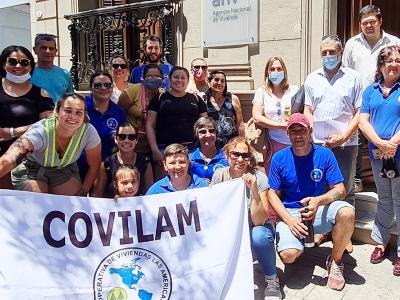 Familias de COVILAM frente a sucursal de la ANV