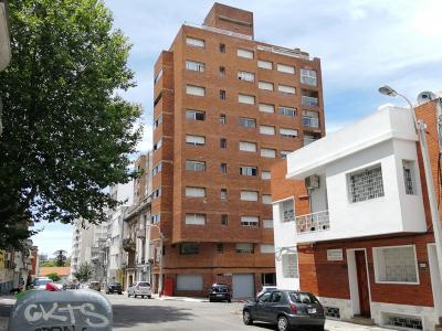 Fachada de edificio con local comercial