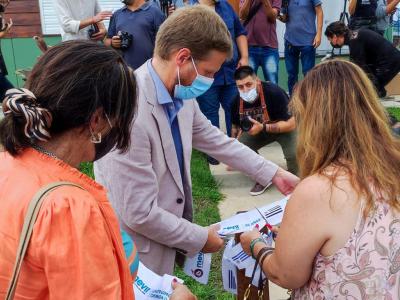 Presidente de la ANV y ministra de Vivienda cortando cinta de inauguración