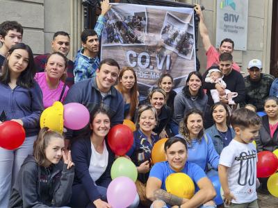 Integrantes de la cooperativa 14 de marzo celebrando la firma de su préstamo