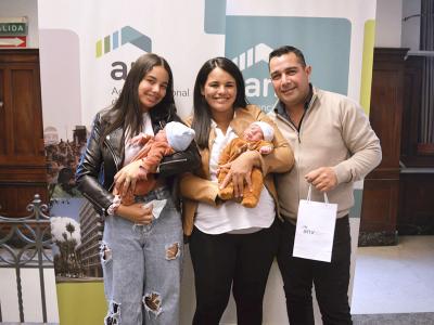 María del Carmen y Jonathan con su familia recibiendo las llaves de su vivienda.