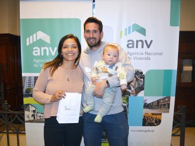 Pareja y su bebé con las lleves de la vivienda