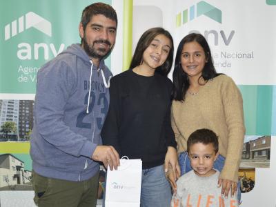 Adjudicatarios recibiendo las llaves de su vivienda