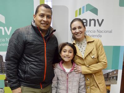 Beneficiarios recibiendo las llaves de su vivienda