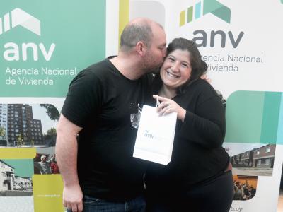 Yamandú e Ivana recibiendo sus llaves