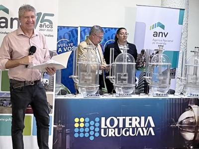 Autoridades de la ANV realizando el sorteo