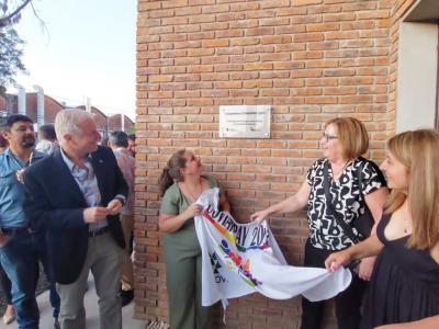 Autoridades descubriendo placa conmemorativa