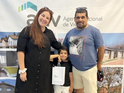 Familia recibiendo las llaves de su vivienda