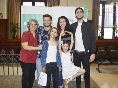 Ariana, Alexander, Alex e Isabela recibiendo las llaves de su vivienda