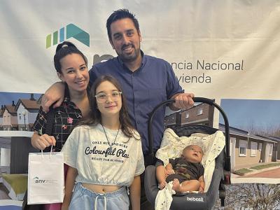 Familia recibiendo las llaves de su vivienda