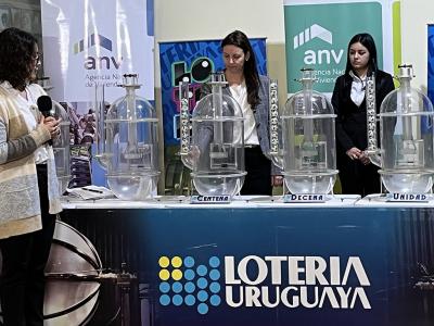 Personal de la ANV junto a bolilleros de Loterías y Quinielas