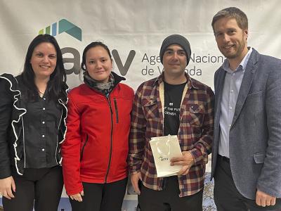 Adjudicatarios recibiendo las llaves de su vivienda en mano de autoridades