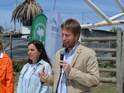 Presidente Klaus Mill hablando a los presentes