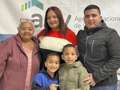 Marianilys, Yohandry y su familia al recibir las llaves