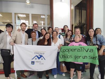 Presidente de la ANV con una de las cooperativas sorteadas