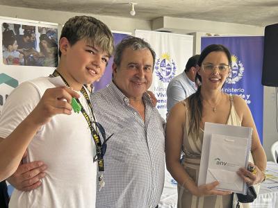 autoridades entregando llaves