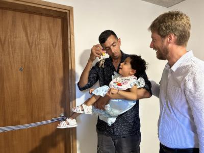 Klaus inaugurando vivienda con familia adjudicataria