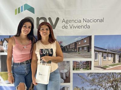 Adjudicatarios recibiendo las llaves de su vivienda