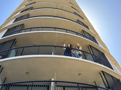 Familia saludando desde el balcón