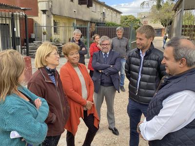 Autoridades, técnicos y vecinas viendo las obras