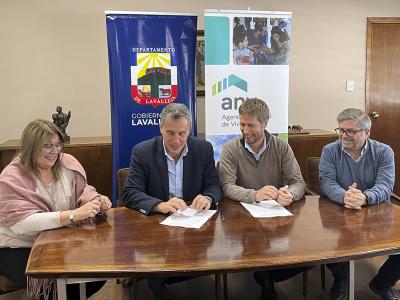 Autoridades de ANV y de Intendencia de Lavalleja firmando