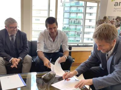 Autoridades de la ANV y el MIDES firmando comodato
