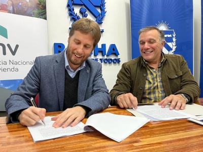 Presidente de la ANV e Intendente de Rocha firmando el convenio