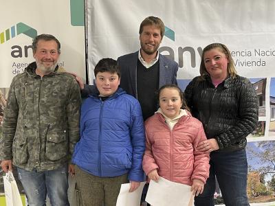Presidente Mill junto a familia adjudicataria