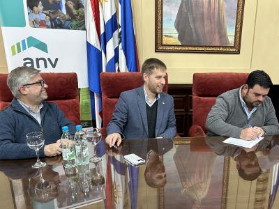 autoridades firmando adenda