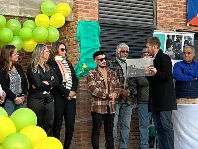 Mill entregando placa conmemorativa a presidente de COOVILAN 50