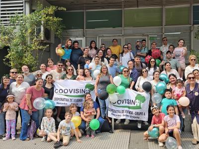 Integrantes de COOVISIN fuera de la Sucursal Mercedes