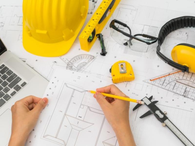 Plano, casco y herramientas de arquitecto