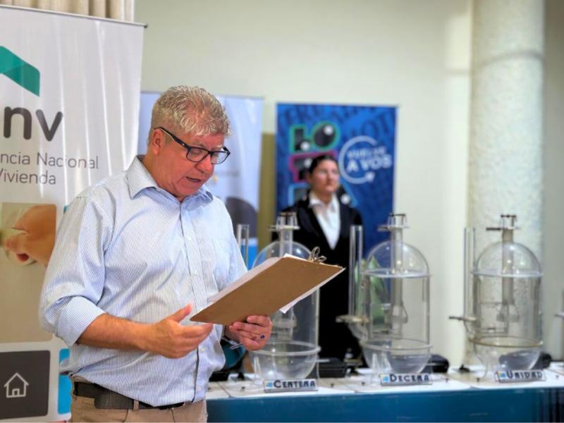 Jefe de Mercado Inmobiliario explicando el mecanismo del sorteo